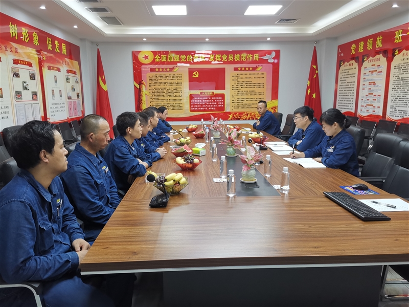 7月30日下午，軋鋼廠黨委組織召開“‘慶八一’學(xué)黨史  扛死肩   共奮進(jìn)”復(fù)轉(zhuǎn)軍人座談會(huì)