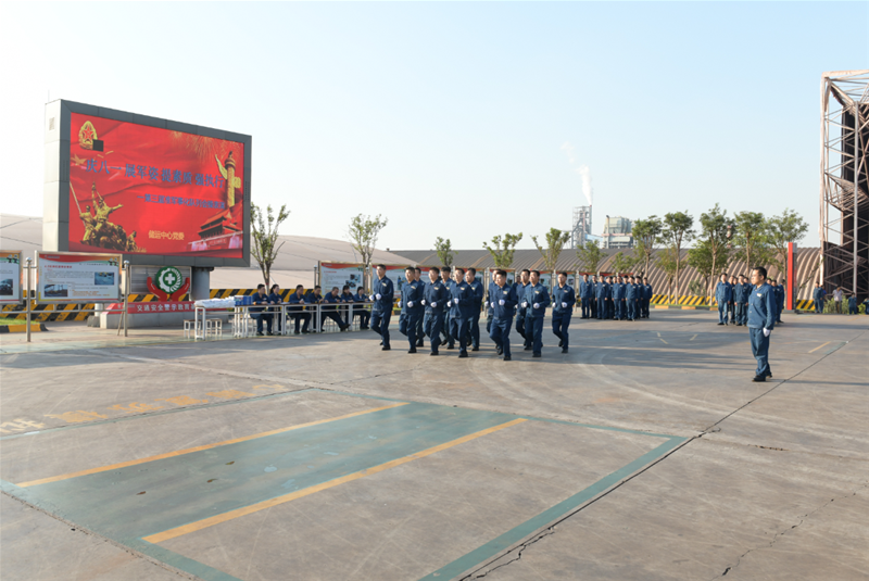 7月30日，儲(chǔ)運(yùn)中心黨委在公司交通安全警示教育基地開展“慶八一? 展軍姿? 提素質(zhì)? 強(qiáng)執(zhí)行”準(zhǔn)軍事化隊(duì)列會(huì)操展演