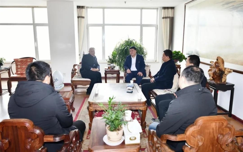 春節(jié)前夕陳驍一行到公司周邊焦化企業(yè)走訪慰問(wèn)